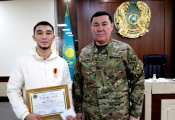 Алматыда суға батып бара жатқан баланы құтқарған жігіт марапатталды