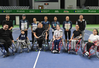 Женская сборная Казахстана провела мастер-класс для теннисистов на колясках