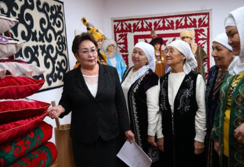 72-летняя пенсионерка стала студенткой «Серебряного университета» Южно-Казахстанского педуниверситета