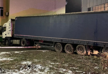 Оралда ауыр жүк көлігі мектеп ғимаратына соғылды