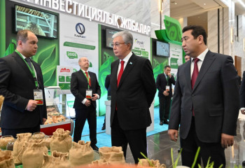 Токаев осмотрел выставку сельхозтоваропроизводителей на форуме АПК