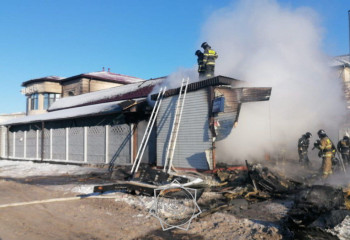 Пожар вспыхнул в магазине автоаксессуаров в Астане