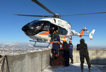 МЧС Казахстана провело уникальное учение по тушению пожара в высотном здании с применением авиации