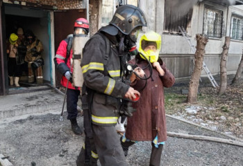 Спасатели ДЧС ВКО эвакуировали 21 человека при пожаре в многоэтажке