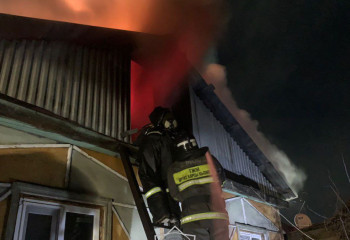 В Семее загорелась крыша жилого дома