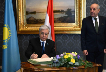Токаев оставил памятную запись в Книге почетных гостей во дворце Шандора в Венгрии