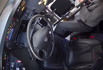 Пассажир с ножом напал на контролера автобуса в Алматы