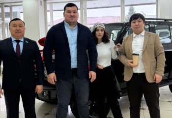 «Қазақстан барысында»  жеңімпаз атанған балуанға белгілі меценат автокөлік сыйлады
