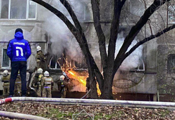 В Алматы сотрудники МЧС спасли ребенка из горящей квартиры
