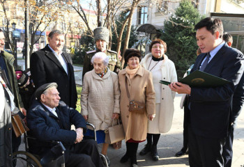 Алматыда соғыс ардагерін 100 жылдық мерейтойымен құттықтады