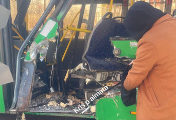 Шесть человек пострадали при столкновении автобуса с тепловозом в Алматы