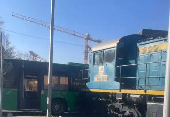 Алматыда тепловоз жолаушылар автобусын соқты: зардап шеккендер бар