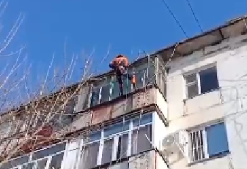 В Астане спасатели с альпинистским снаряжением спустились с крыши пятого этажа, спасая бабушку
