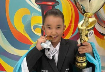 Школьница из Астаны стала двукратной чемпионкой мира по шахматам