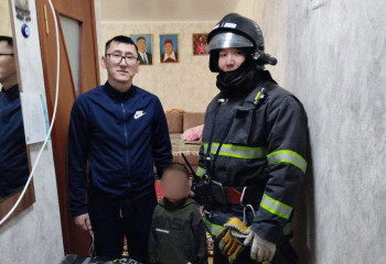 Курчатов қаласында үйде қамалып қалған баланы құтқарушылар сыртқа шығарды