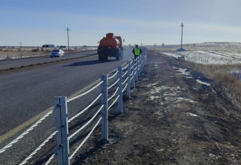 Зачем вдоль дорог строят заборы в Казахстане