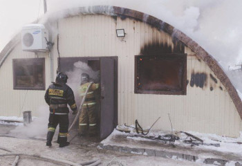 Ангар с лакокрасочными изделиями загорелся в Астане