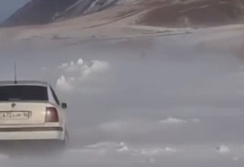 Снежный плен: полицейский пришел на помощь застрявшим на трассе водителям в ВКО