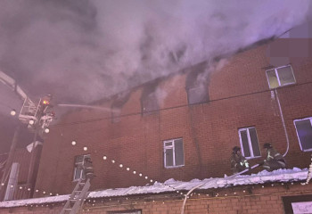 Общежитие горит в столице на площади 300 м²