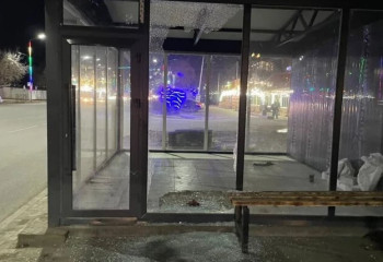 В Уральске пьяный мужчина разбил стекло на строящейся тёплой остановке