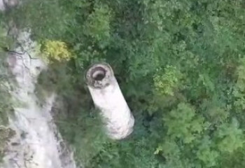 Секретная база НЛО или забытое поселение: загадочный объект заснял дрон в горах Китая