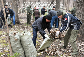 В Алматы в преддверии зимы привели в порядок рощу Баума
