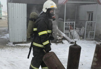 13 газовых баллонов вытащили из огня спасатели в Павлодарской области