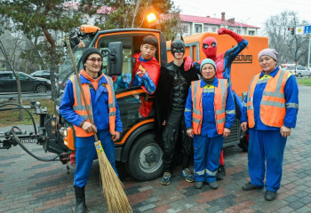 Супергерои решили помочь поддерживать чистоту в Алматы