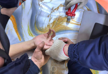 Жаттығу залына келген жас жігіттің саусағын сақина қысып қалған