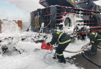 Спасатели потушили горящий прицеп грузовика на трассе в Жамбылской области