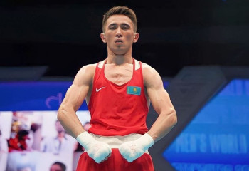Махмуд Сабырхан нокаутом выиграл бой за выход в четвертьфинал ЧА по боксу
