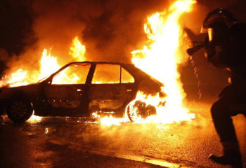 Астанада өрт сөндірушілер көліктегі жалынды сөндірді