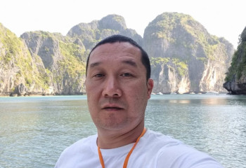 Адвокат Нукеновой вручил адвокату Бишимбаева медаль за профессионализм