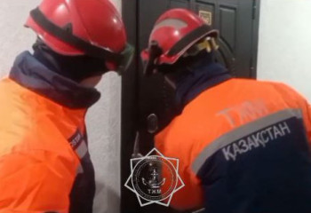 Астанада  екі бүлдіршін үйде қамалып қалған