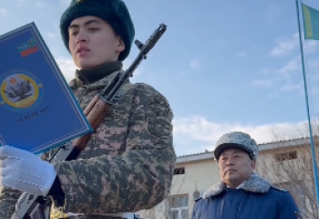 Депутаттың баласы әскери ант қабылдады