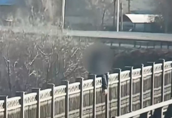 Атырауда 17 жастағы жасөспірім көпірден секірмек болған