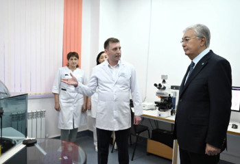 Тоқаев Ақтөбе облыстық перинаталдық орталығының қызметімен танысты