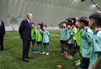 Президент 780 бала жаттығатын футбол академиясын аралады