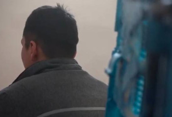 «Балаларымды анасынан айырдым». Темір торға тоғытылған ер адам өкінішін айтты