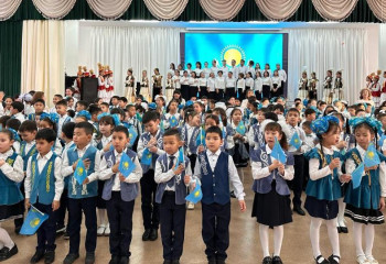 «Мен қазақпын»: Астанада бір сәтте 700 оқушы патриоттық әнді шырқады