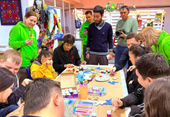 Дети с особыми потребностями создают новогодние игрушки из переработанного пластика