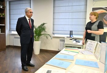 Тоқаев Үштөбе қаласында орналасқан Кемел Тоқаев атындағы орта мектепке барды