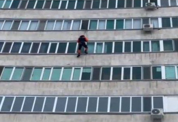 Астанада екі жасар сәби петерде қамалып қалған