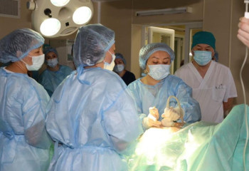 В столице впервые провели внутриутробную операцию беременной двойней женщине