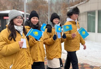 Волонтеры поздравили астанчан с Днем Независимости патриотической акцией