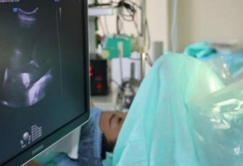 Астанада егізге жүкті әйелге алғаш рет жатырішілік ота жасалды