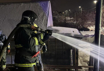 В Петропавловске спасатели предотвратили уничтожение жилого дома от огня