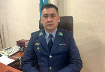 Начальник полиции спас женщину из пожара в области Абай