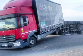 Қатты желден жүк көлігінің тіркемесі аударылып кетті