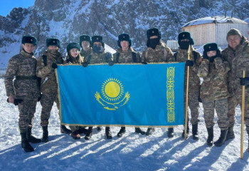 Сила духа на высоте: алматинские школьники отметили День Независимости на пике